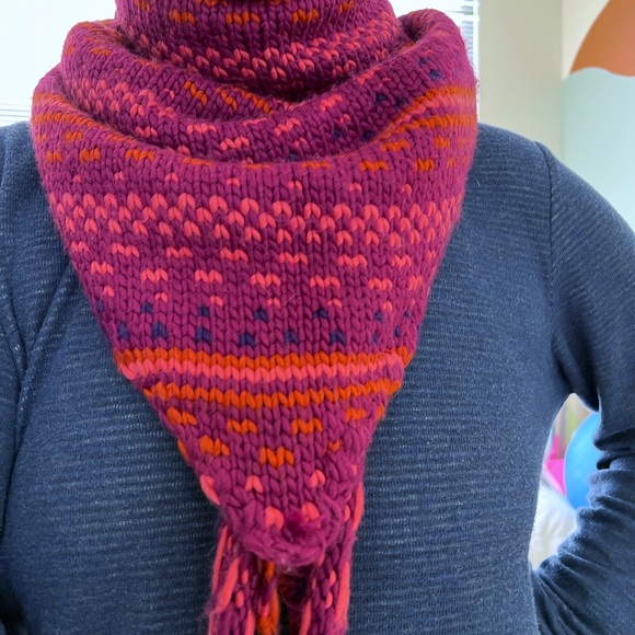 Echo Alma Stitch Triangle Scarf - Picture 2 of 7